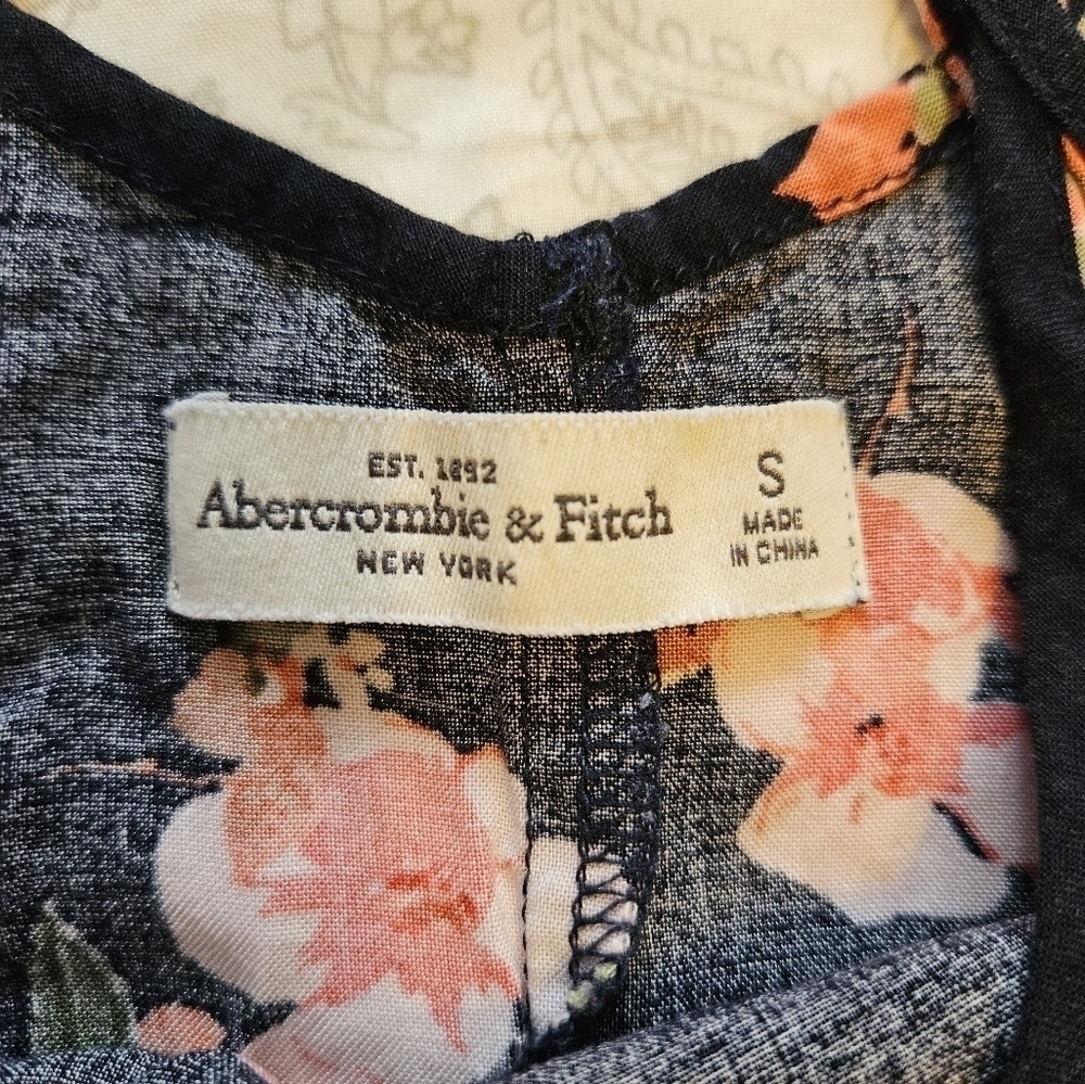 Abercrombie & Fitch spaghetti strap top size small - Picture 3 of 3